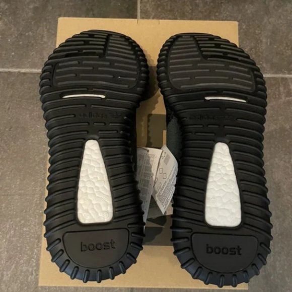 Yeezy 350 V2 Sneakers - Picture 5 of 5